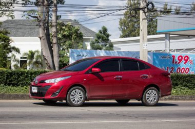 Chiangmai, Tayland - 15 Kasım 2018: Yeni özel Sedan araba toyota Yaris Ativ Eko Kiralık. Fotoğraf Road'da yok 121 hakkında 8 km şehir merkezine Chiangmai Tayland.