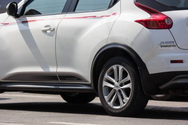 Chiangmai, Tayland - 23 Kasım 2018: Özel araba, Nissan Juke. Yol no.1001, Chiangmai şehir merkezine 8 km.