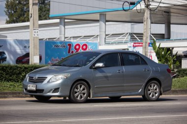 Chiangmai, Tayland - 15 Kasım 2018: Özel otomobil, Toyota Corolla Altis. Yol no.1001, Chiangmai şehir merkezine 8 km.