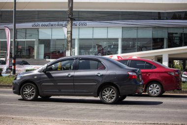 Chiangmai, Tayland - 8 Kasım 2018: Özel Sedan araba Toyota Vios. Yol no.1001 Chiangmai iş alanı 8 km.