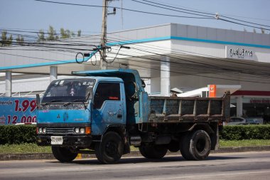Chiangmai, Tayland - 8 Kasım 2018: Özel Mitsubishi Canter damperli kamyon. Fotoğrafa yol no.121 8 km şehir merkezine Chiangmai, Tayland.