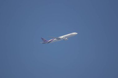 Chiangmai, Tayland - 20 Kasım 2018: Boeing 777-300, Tayland hava yolu Hs-Tkv Tg103. Bangkok Suvarnabhumi için Tayland Chiangmai Havaalanı'ndan çıkar.