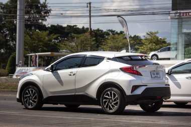 Chiangmai, Tayland - 26 Kasım 2018: Yeni Toyota Chr küçük araba Crossover Suv hibrit araba. Chiangmai şehrine No.121 yolda araba.