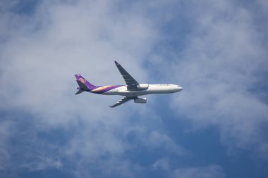 Chiangmai, Tayland - 15 Kasım 2018: Hs-Tbb Airbus A330-300 Thaiairway. Bangkok'a Chiangmai Havaalanı'ndan çıkar.