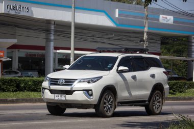 Chiangmai, Tayland - 8 Kasım 2018: Özel Toyota Fortuner Suv otomobil. Yol no.1001 Chiangmai şehir merkezine 8 km.