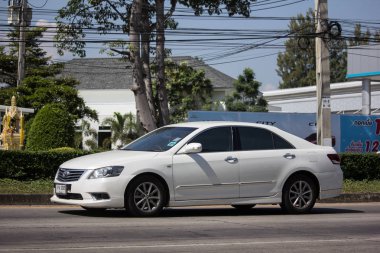 Chiangmai, Tayland - 8 Kasım 2018: Özel araba Toyota Camry. Yol no.1001 Chiangmai iş alanı 8 km.