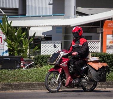 Chiangmai, Tayland - 15 Kasım 2018: Postacı ve Tayland yazının Motercycle. Fotoğrafa yol no.121 8 km şehir merkezine Chiangmai, Tayland.