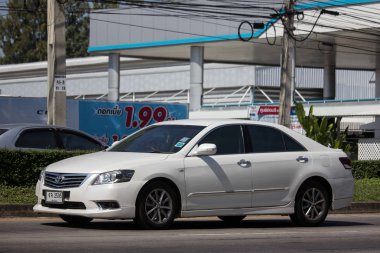 Chiangmai, Tayland - 8 Kasım 2018: Özel araba Toyota Camry. Yol no.1001 Chiangmai iş alanı 8 km.