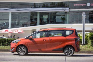 Chiangmai, Tayland - 8 Kasım 2018: Toyota otomobil, Toyota Sienta Mini Mpv Van yeni ürün. Yol no.1001, Chiangmai şehir merkezine 8 km.