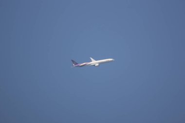 Chiangmai, Tayland - 22 Kasım 2018: Boeing 777-300, Tayland hava yolu Hs-Tkm Tg103. Bangkok Suvarnabhumi için Tayland Chiangmai Havaalanı'ndan çıkar.