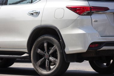 Chiangmai, Tayland - 23 Kasım 2018: Özel Toyota Fortuner Suv otomobil. Yol no.1001 Chiangmai şehir merkezine 8 km.