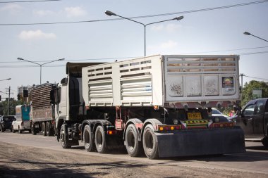 Chiangmai, Tayland - 15 Kasım 2018: Özel Volvo damperli kamyon. Fotoğrafa yol no.121 8 km şehir merkezine Chiangmai, Tayland.