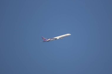 Chiangmai, Tayland - 22 Kasım 2018: Boeing 777-300, Tayland hava yolu Hs-Tkm Tg103. Bangkok Suvarnabhumi için Tayland Chiangmai Havaalanı'ndan çıkar.