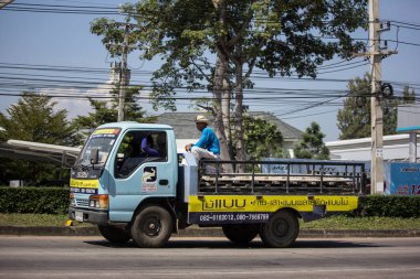Chiangmai, Tayland - 8 Kasım 2018: Özel Isuzu kargo kamyon. Fotoğrafa yol no.1001 8 km şehir merkezine Chiangmai, Tayland.