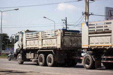 Chiangmai, Tayland - 15 Kasım 2018: Özel Isuzu römork damperli kamyon. Yol no.1001 Chiangmai iş alanı 8 km.