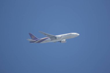 Chiangmai, Tayland - 23 Kasım 2018: Boeing 777-200, Tayland hava yolu Hs-Tjb Tg105. Bangkok Suvarnabhumi için Tayland Chiangmai Havaalanı'ndan çıkar.