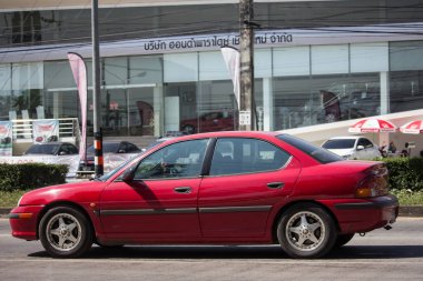 Chiangmai, Tayland - 8 Kasım 2018: Özel araba, Chrysler Neon. Fotoğrafa yol no.121 8 km şehir merkezine Chiangmai, Tayland.