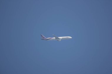 Chiangmai, Tayland - 19 Kasım 2018: Boeing 777-300, Tayland hava yolu Hs-Tko Tg103. Bangkok Suvarnabhumi için Tayland Chiangmai Havaalanı'ndan çıkar.