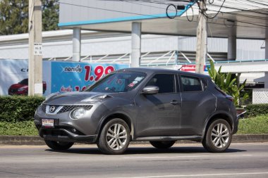 Chiangmai, Tayland - 15 Kasım 2018: Özel araba, Nissan Juke. Yol no.1001, Chiangmai şehir merkezine 8 km.