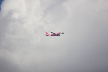 Chiangmai, Tayland - 25 Kasım 2018: Hs-CBI Airbus A320-200 Neo Tay Airasia. Phuket Chiangmai Havaalanı'ndan çıkar.