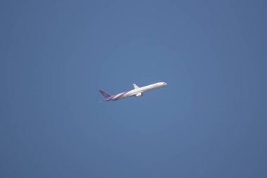 Chiangmai, Tayland - 22 Kasım 2018: Boeing 777-300, Tayland hava yolu Hs-Tkm Tg103. Bangkok Suvarnabhumi için Tayland Chiangmai Havaalanı'ndan çıkar.