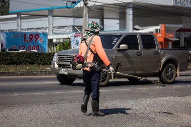 Chiangmai, Tayland - 26 Kasım 2018: İle yol boyunca düzeltici biçme çim biçme makinesi. Fotoğraf Road Hayır 121 hakkında 8 km şehir merkezine Chiangmai, Tayland.