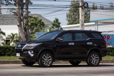 Chiangmai, Tayland - 8 Kasım 2018: Özel Toyota Fortuner Suv otomobil. Yol no.1001 Chiangmai şehir merkezine 8 km.