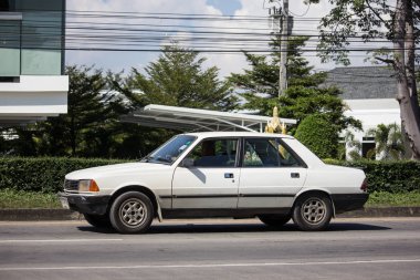 Chiangmai, Tayland - 15 Kasım 2018: Özel eski araba, Peugeot 305. Fotoğrafa yol no.121 8 km şehir merkezine Chiangmai, Tayland.