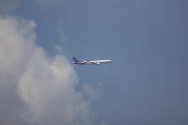 Chiangmai, Tayland - 18 Kasım 2018: Boeing 777-300, Tayland hava yolu Hs-Tkv Tg103. Bangkok Suvarnabhumi için Tayland Chiangmai Havaalanı'ndan çıkar.