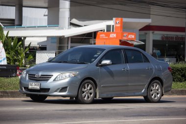 Chiangmai, Tayland - 15 Kasım 2018: Özel otomobil, Toyota Corolla Altis. Yol no.1001, Chiangmai şehir merkezine 8 km.