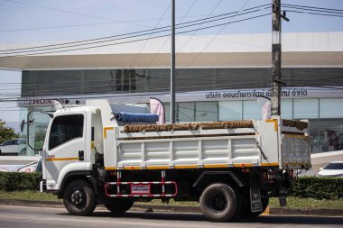 Chiangmai, Tayland - 8 Kasım 2018: Özel Hino damperli kamyon. Yol no.1001 Chiangmai iş alanı 8 km.