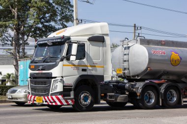 Chiangmai, Tayland - 30 Kasım 2018: Sirithanasub pazarlama Tank petrol kamyon. Kamyon üzerinde yol no.1001, Chiangmai şehir merkezine 8 km.