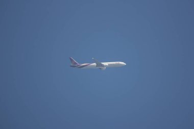 Chiangmai, Tayland - 19 Kasım 2018: Boeing 777-300, Tayland hava yolu Hs-Tko Tg103. Bangkok Suvarnabhumi için Tayland Chiangmai Havaalanı'ndan çıkar.