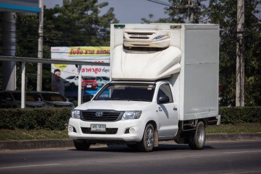 Chiang Mai, Tayland-12 Aralık 2017: özel Toyota Hilux Vigo kamyonet konteyner ile. Yol no.1001 Chiangmai şehir merkezine 8 km.