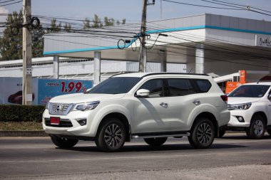 Chiangmai, Tayland - 2 Aralık 2018: Yeni Suv araba Nissan Terra. Fotoğraf chiangmai şehrinin kentsel fringe de yol.