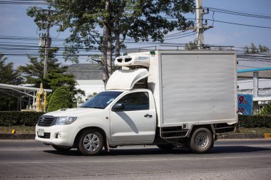 Chiang Mai, Tayland-12 Aralık 2017: özel Toyota Hilux Vigo kamyonet konteyner ile. Yol no.1001 Chiangmai şehir merkezine 8 km.