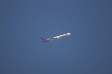 Chiangmai, Tayland - 20 Kasım 2018: Boeing 777-300, Tayland hava yolu Hs-Tkv Tg103. Bangkok Suvarnabhumi için Tayland Chiangmai Havaalanı'ndan çıkar.