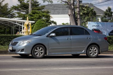 Chiangmai, Tayland - 15 Kasım 2018: Özel otomobil, Toyota Corolla Altis. Yol no.1001, Chiangmai şehir merkezine 8 km.