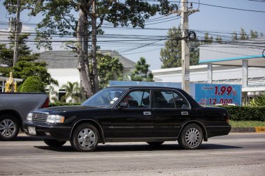 Chiangmai, Tayland - 8 Kasım 2018: Özel otomobil, Toyota Crown. Yol no.1001, Chiangmai iş alanı 8 km.