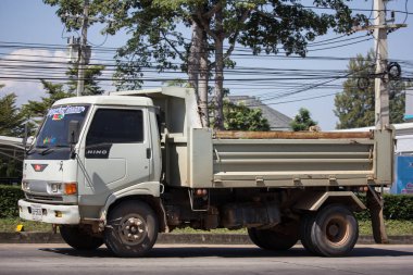 Chiangmai, Tayland - 8 Kasım 2018: Özel Hino damperli kamyon. Yol no.1001 Chiangmai iş alanı 8 km.