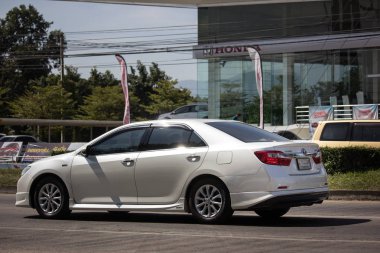 Chiangmai, Tayland - 8 Kasım 2018: Özel araba Toyota Camry. Yol no.1001 Chiangmai iş alanı 8 km.
