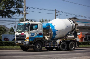 Chiangmai, Tayland - 8 Kasım 2018: Beton kamyon dolusu ilaç beton ürün şirketi. Fotoğrafa yol no.121 8 km şehir merkezine Chiangmai, Tayland.