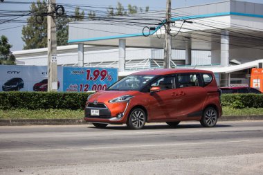 Chiangmai, Tayland - 8 Kasım 2018: Toyota otomobil, Toyota Sienta Mini Mpv Van yeni ürün. Yol no.1001, Chiangmai şehir merkezine 8 km.