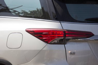 Chiangmai, Tayland - 23 Kasım 2018: Özel Toyota Fortuner Suv otomobil. Yol no.1001 Chiangmai şehir merkezine 8 km.