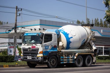 Chiangmai, Tayland - 8 Kasım 2018: Beton kamyon dolusu ilaç beton ürün şirketi. Fotoğrafa yol no.121 8 km şehir merkezine Chiangmai, Tayland.