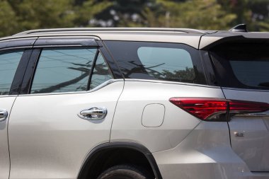 Chiangmai, Tayland - 23 Kasım 2018: Özel Toyota Fortuner Suv otomobil. Yol no.1001 Chiangmai şehir merkezine 8 km.