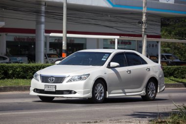 Chiangmai, Tayland - 8 Kasım 2018: Özel araba Toyota Camry. Yol no.1001 Chiangmai iş alanı 8 km.