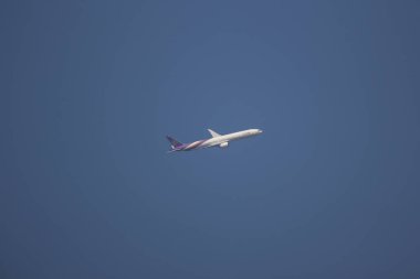 Chiangmai, Tayland - 19 Kasım 2018: Boeing 777-300, Tayland hava yolu Hs-Tko Tg103. Bangkok Suvarnabhumi için Tayland Chiangmai Havaalanı'ndan çıkar.