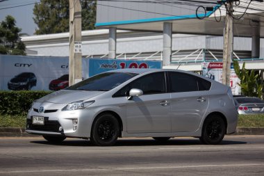 Chiangmai, Tayland - 8 Kasım 2018: Özel araba Toyota Prius hibrid sistemi. Yol no.1001 Chiangmai iş alanı 8 km.