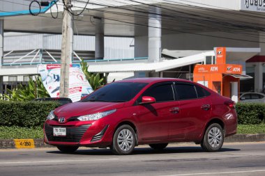 Chiangmai, Tayland - 15 Kasım 2018: Yeni özel Sedan araba toyota Yaris Ativ Eko Kiralık. Fotoğraf Road'da yok 121 hakkında 8 km şehir merkezine Chiangmai Tayland.